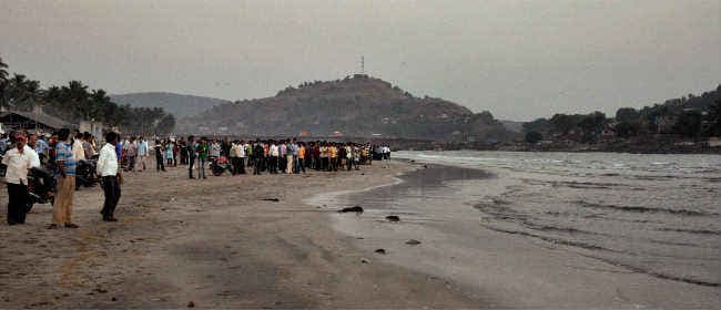 महाराष्ट्र में मुरुड बीच पर 13 छात्र डूबे, तटरक्षक और नौसेना ने शुरू किया अभियान