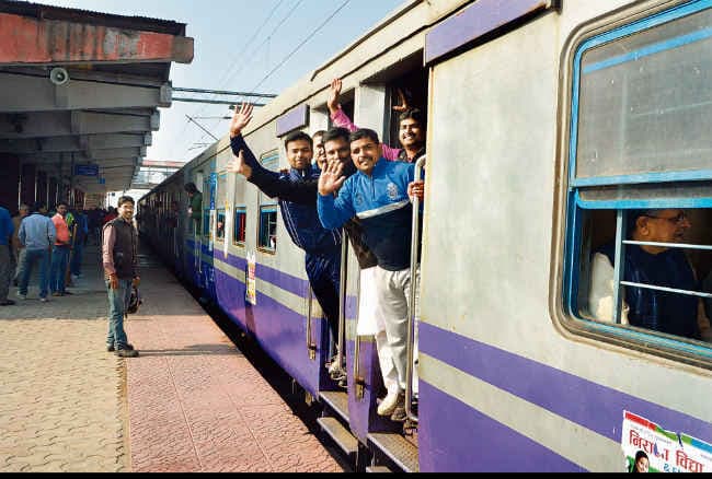 BIHAR : दीघा पुल पर दौड़ी ट्रेन, जाम का टेंशन खत्म, ट्रेन पकड़ी और पहुंचे हाजीपुर