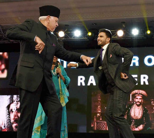 वीडियो में देखें रणवीर सिंह और फारूक अब्‍दुल्‍ला का ''मल्‍हारी'' डांस