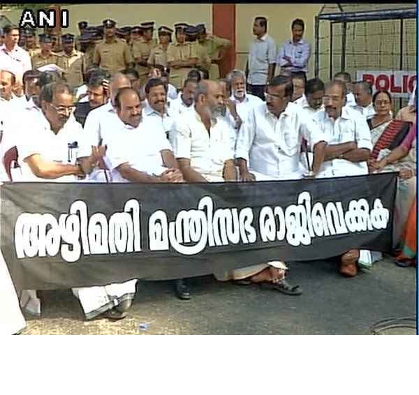 सोलर स्कैम : सीएम चांडी के खिलाफ विपक्ष का विरोध प्रदर्शन