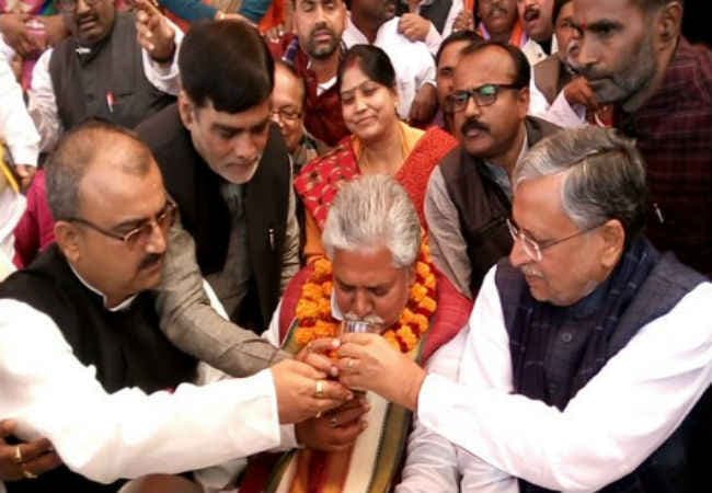 BIHAR : भाजपा नेता डॉ. प्रेम कुमार का अनशन खत्म