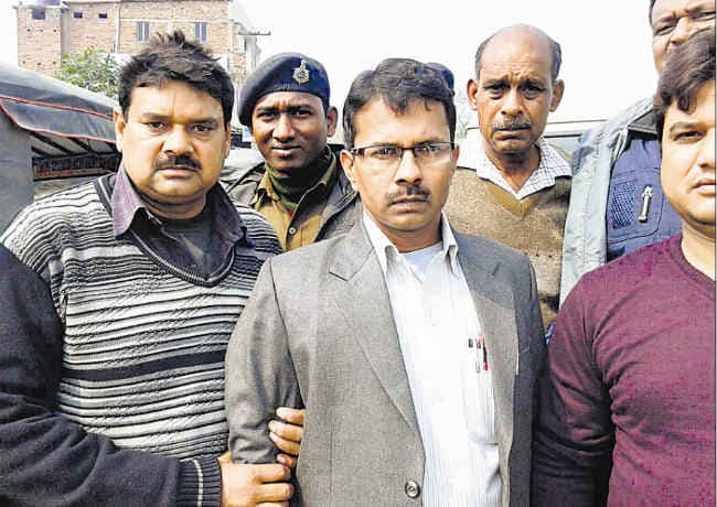 घूस लेते दलसिंहसराय के डीसीएलआर धराये