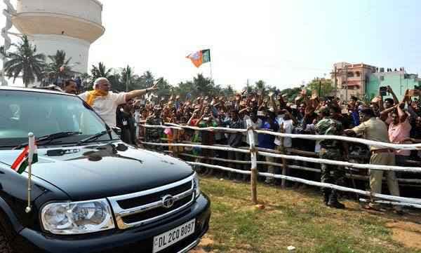 ...और गाड़ी के दरवाजे पर खड़े होकर मोदी ने किया लोगों का अभिनंदन