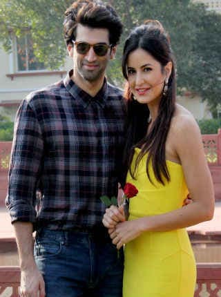 Rose Day: आदित्‍य ने कैटरीना को दिया फूलों से भरा ट्रक, तसवीरें