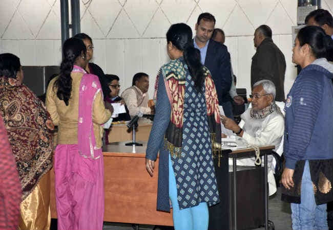 मुख्यमंत्री जनता दरबार में लोगों की फरियाद : स्कूटी चाहिए, तेलवा कौन देतवअ