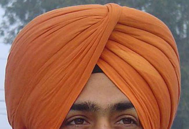 पगडी के कारण एक सिख को विमान में सवार होने से रोका
