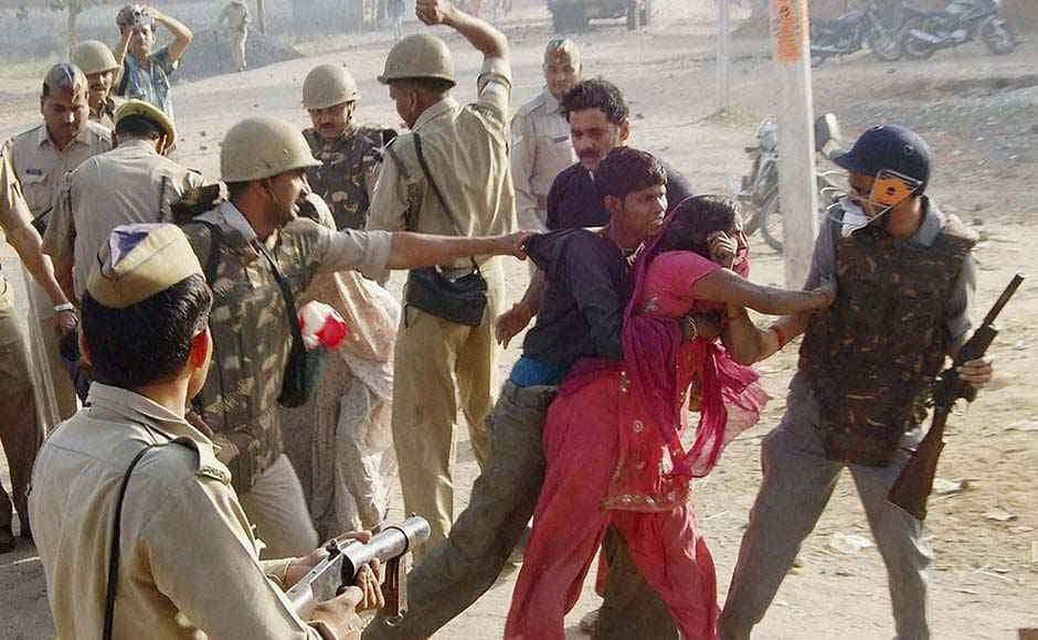 पुलिस के डर से युवक की कुएं में गिरकर मौत, मचा बवाल