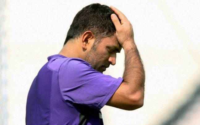 पहले टी-20 में हारने के बाद धौनी ने पिच पर ली चुटकी