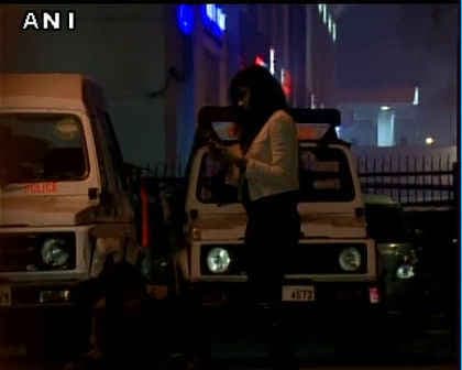 शराब के नशे में महिला ने किया सड़क पर हंगामा, देखें वीडियो