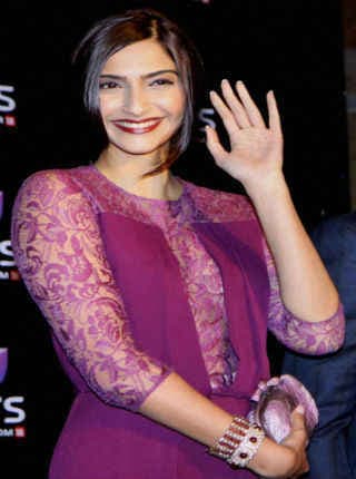 सोनम कपूर को नीरजा की मां ने दिया एक खास तोहफा