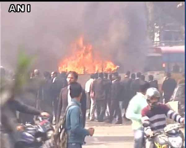 लखनऊ में साथी की हत्या से भड़के वकील, बस और पुलिस बूथ फूंका, तनाव