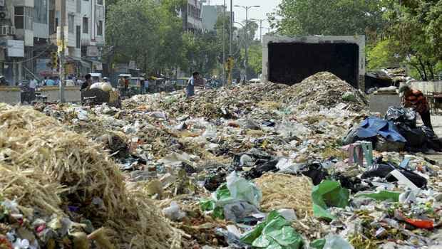 पटना में निगम कर्मचारियों की हड़ताल, राजधानी में कूड़े का अंबार, स्थिति नाजुक