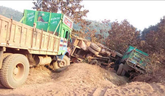 उग्रवादियों ने 11 ट्रकों को खाई में धकेला