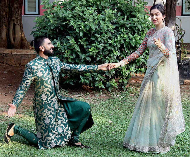 Valentine special: रणवीर अपनी लेडी लव दीपिका के लिए पहुंचे टोरंटो, वीडियो