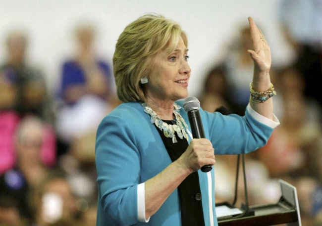 हिलेरी क्लिंटन तथा सैंडर्स के बीच तीखी नोंक-झोंक