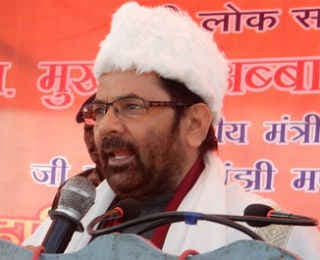 नकवी ने कहा, आतंकवादियों की प्रतिमा पर रोज फूल चढाएं राहुल गांधी