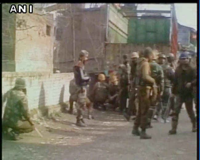 जम्मू कश्मीर में आतंकियों और सुरक्षाबलों के बीच मुठभेड़, एक आतंकी ढेर