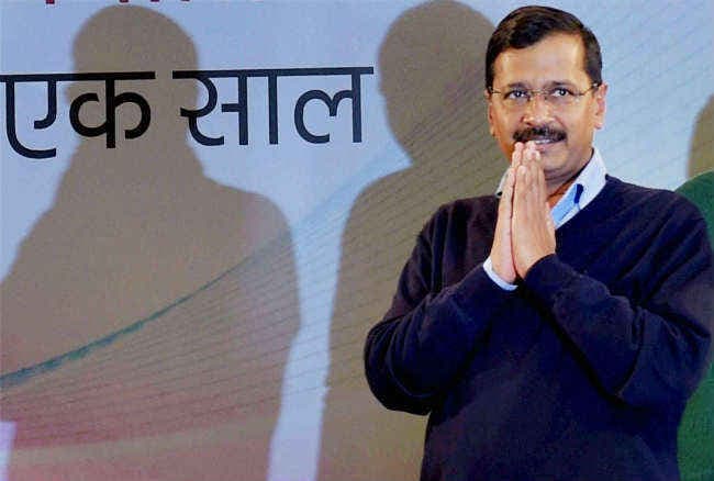 ''आप'' सरकार की पहली ''सालगिरह'', केजरीवाल को दिखाया गया काला झंडा