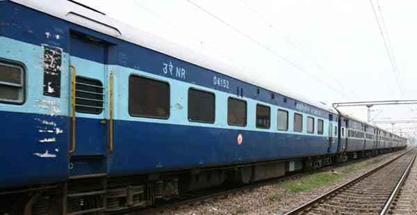 11 अप्रैल से रेलकर्मियों की अनिश्चितकालीन हड़ताल