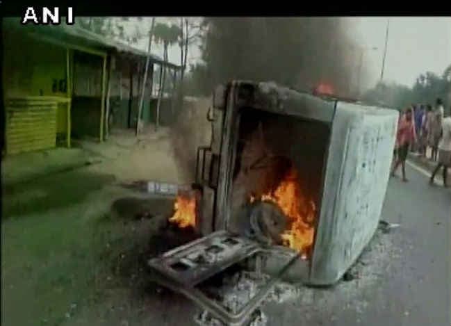 बंगाल : 24 परगाना में ट्रक ने तीन को कुचला एक की मौत