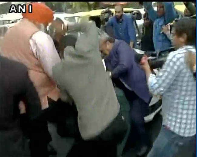 कन्हैया की पेशी के दौरान वकीलों का बवाल, जेएनयू छात्रों और मीडियकर्मियों को पीटा