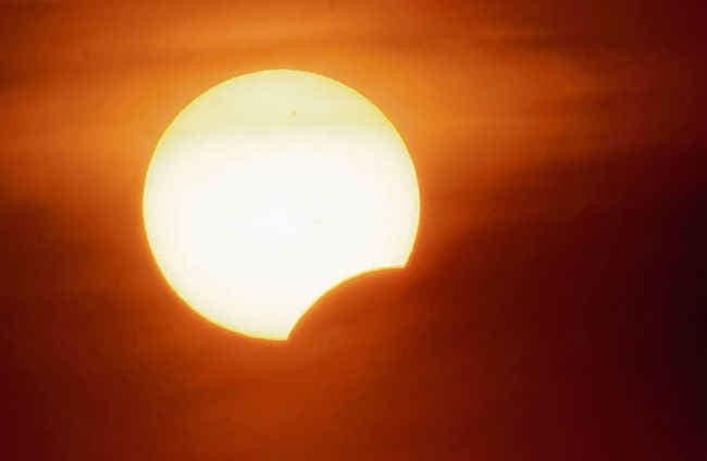 दोपहर साढ़े 12 बजे रहेगी सूर्य ग्रहण की चरम स्थिति