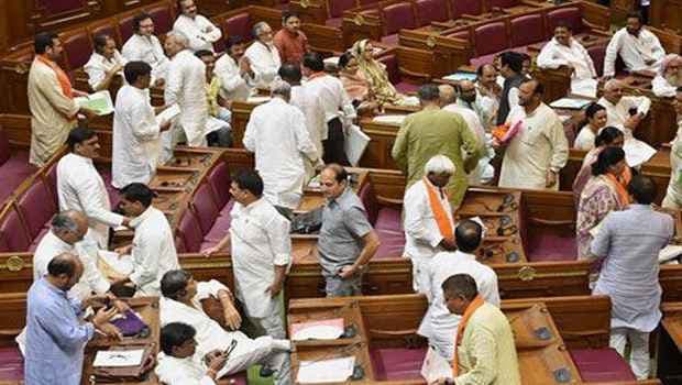 UP : सीएम आवास के पास झाड़ियों में मिले छात्रा की शव को लेकर सदन में हंगामा