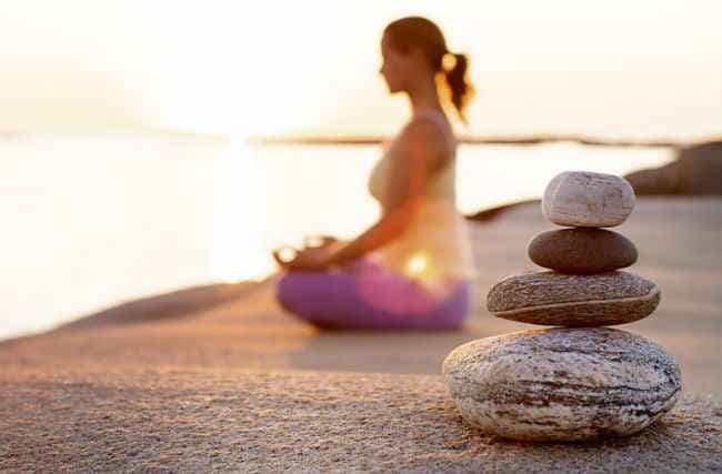 पाचन को सुधारता है उत्थित जानु शिरासन