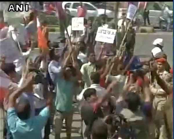 JNU मुद्दे पर छात्र संगठनों और बीजेपी कार्यकर्ताओं में झड़प