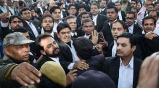JNU : उपद्रवी वकीलों के खिलाफ होगी कार्रवाई, लाइसेंस भी होंगे रद्द