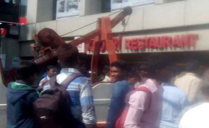 कावेरी रेस्त्रां में शीशे को तोड़ते हुए अंदर घुसी कार, देखें वीडियो