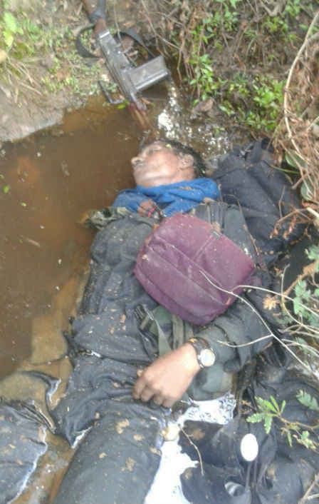 नक्सलियों और सीआरपीएफ के बीच मुठभेड़, महिला नक्सली समेत चार ढेर, देखें तसवीरें