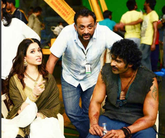 Baahubali: पर्दे के पीछे कुछ ऐसे दिखते हैं कलाकार, सामने आई तसवीरें