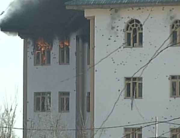 जम्‍मू-कश्‍मीर : पंपोर मुठभेड़ में एक आतंकी ढेर, तीन जवान शहीद