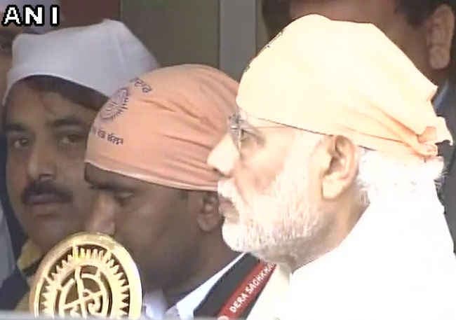 वाराणसी में PM नरेंद्र मोदी, रविदास मंदिर में की पूजा, लंगर में खाया खाना