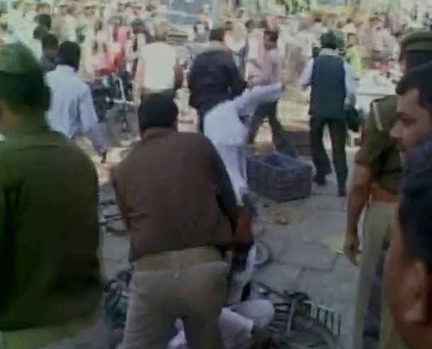 प्रधानमंत्री की सभा में युवक को कार्यकर्ताओं ने जड़ा थप्पड़ , देखें वीडियो