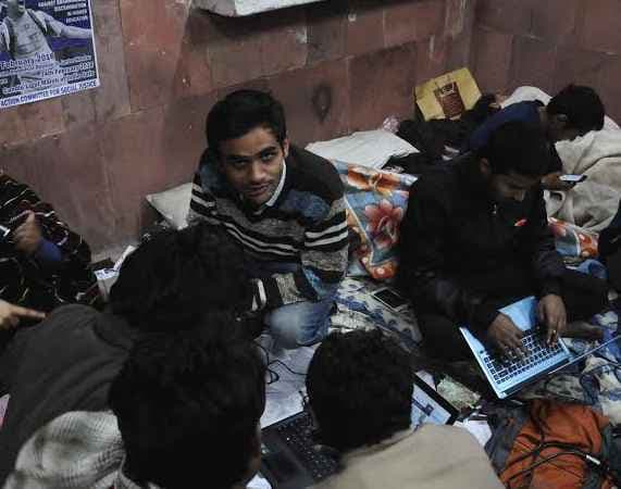 जेएनयू कैंपस में दिखा आरोपी छात्र उमर खालिद कहा, गलत लोगों से ले लिया है पंगा