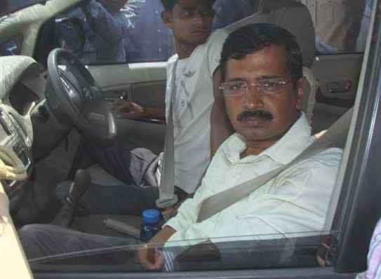 केजरीवाल के काफिले पर पथराव