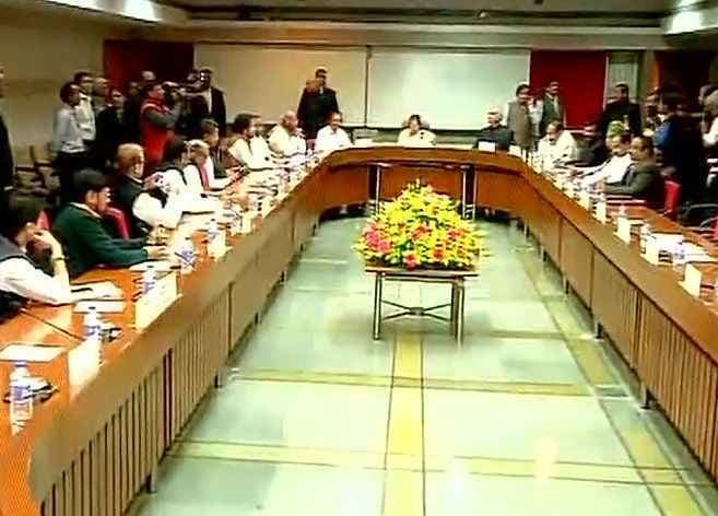 सर्वदलीय बैठक में सोनिया ने कहा, ''संतुलन खो चुकी है मोदी सरकार''