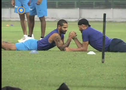 मैदान पर ''गब्‍बर'' और भज्‍जी ने लड़ाया पंजा, देखें VIDEO