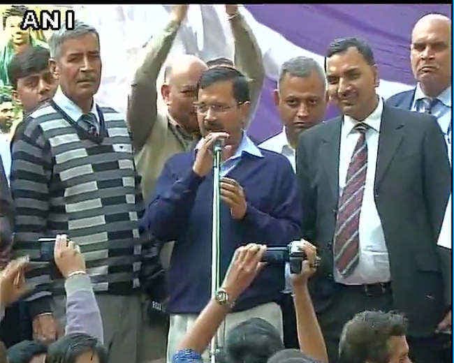 रोहित वेमुला को आत्महत्या के लिए प्रेरित करने वाला मंत्री गिरफ्तार होना चाहिए : अरविंद केजरीवाल