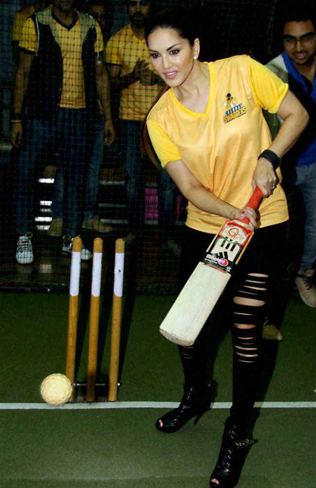 सनी लियोन पर चढ़ा क्रिकेट का बुखार, बल्‍ला थामकर उतरी पीच पर : देखें VIDEO