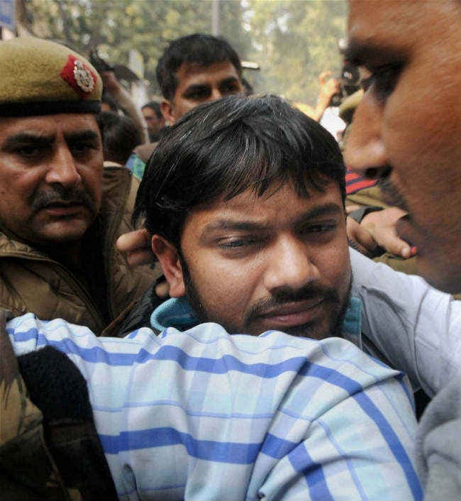 कन्हैया की पेशी के दौरान कोर्ट में मारपीट करने वाले वकील को पुलिस ने गिरफ्तार किया