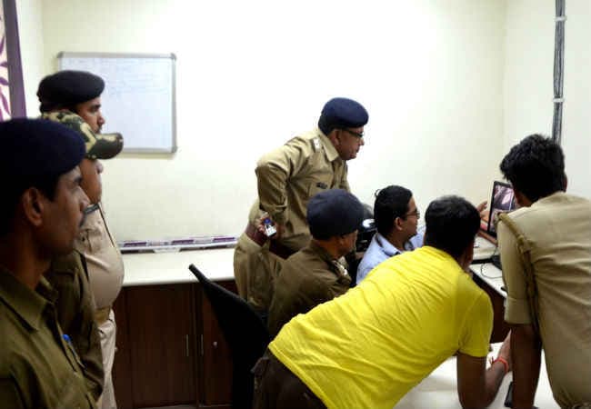 बिहार : एक्सिस बैंक की शाखा से दिनदहाड़े 8 लाख 27 हजार रुपये की लूट