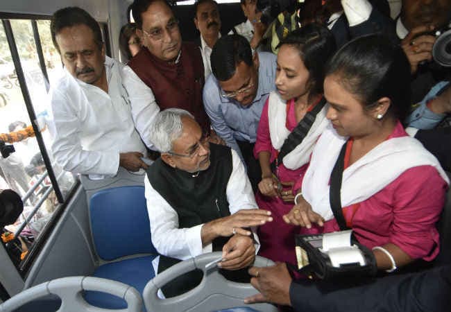 जब बिना पैसे के बस में चढ़े बिहार के CM नीतीश, पढ़ें...