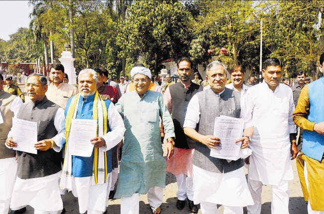 राज्यपाल से मिले एनडीए नेता, कहा अभिभाषण में राज्य के हालात का जिक्र करें