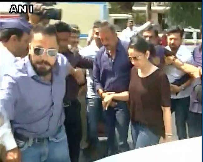 #SanjayDutt : मां को श्रद्धांजलि देने के बाद घर पहुंचे संजय दत्‍त