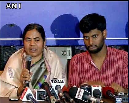 स्मृति ईरानी के बयान पर रोहित वेमुला की मां ने उठाये सवाल