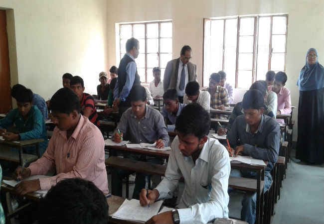 BIHAR : इंटर परीक्षा के तीसरे दिन 490 परीक्षार्थी हुए निष्कासित, महनार में कॉलेज पर पथराव