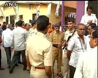 मुंबई के ठाणे में परिवार के 14 लोगों की हत्या करने के बाद युवक ने लगा ली फांसी